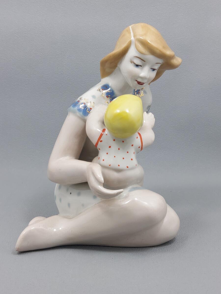 Figurka kobiety z dzieckiem - porcelana Połonne (3)