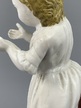 Stara figurka dziewczynka - porcelana (4)