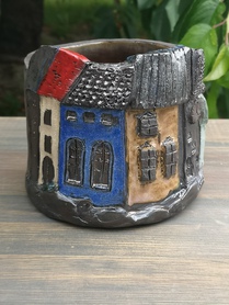 Ceramiczna doniczka - kamieniczki niezwykła rzeźba